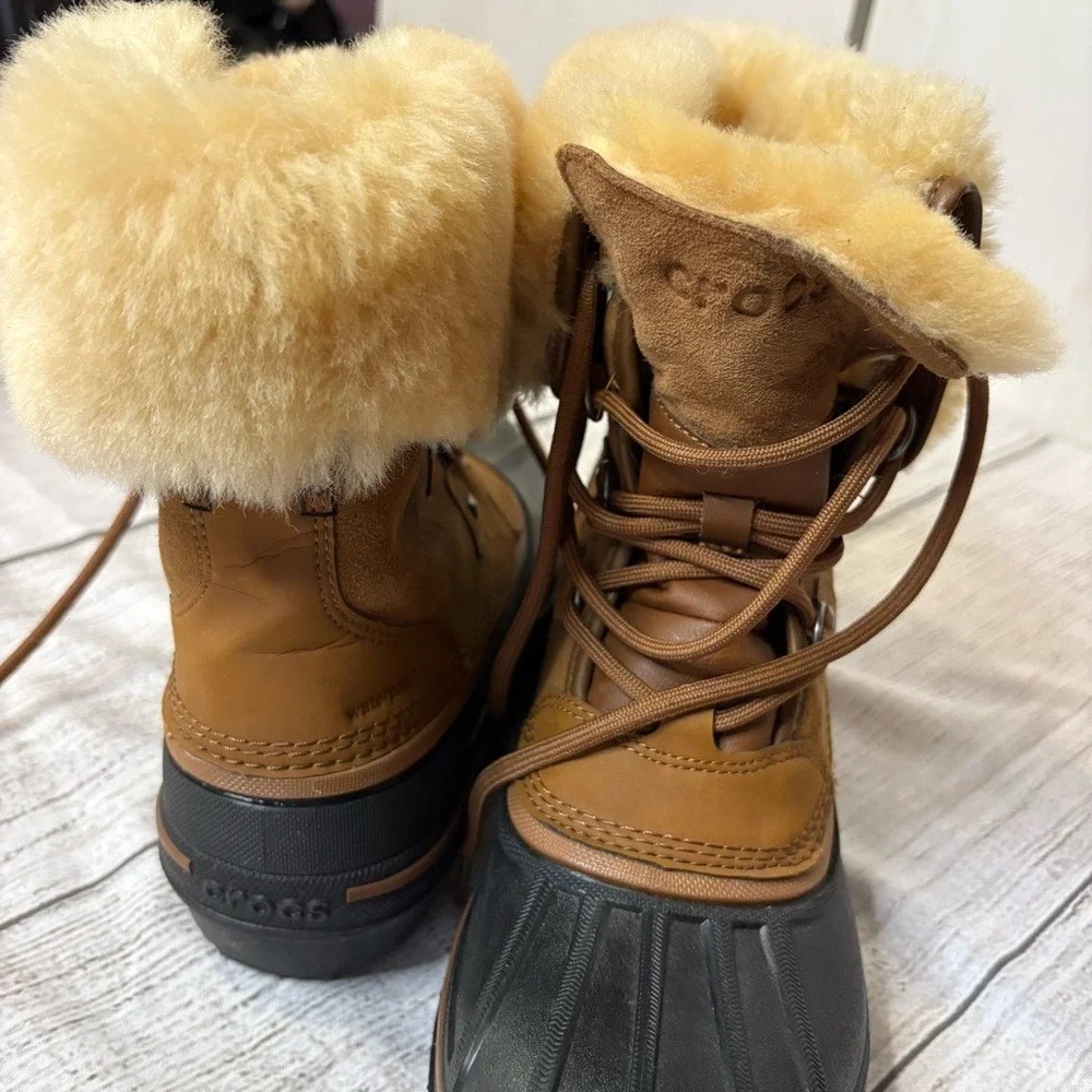 NWOT Crocs Women's All Cast‎ II Lux Winter Boot Brown Suede Shearling Lining
